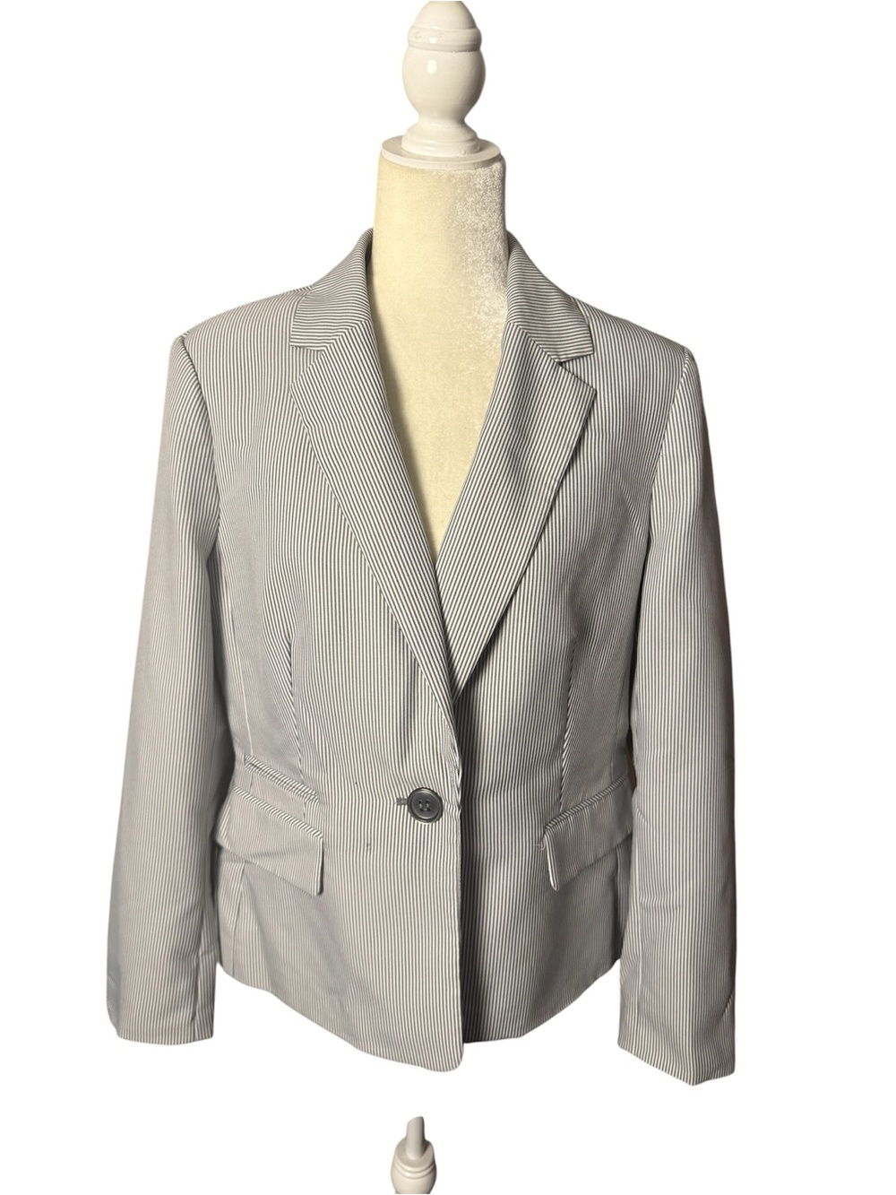 Le-Suit Tailored Pinstripe Blazer - Light Gray White one bottom Seersucker